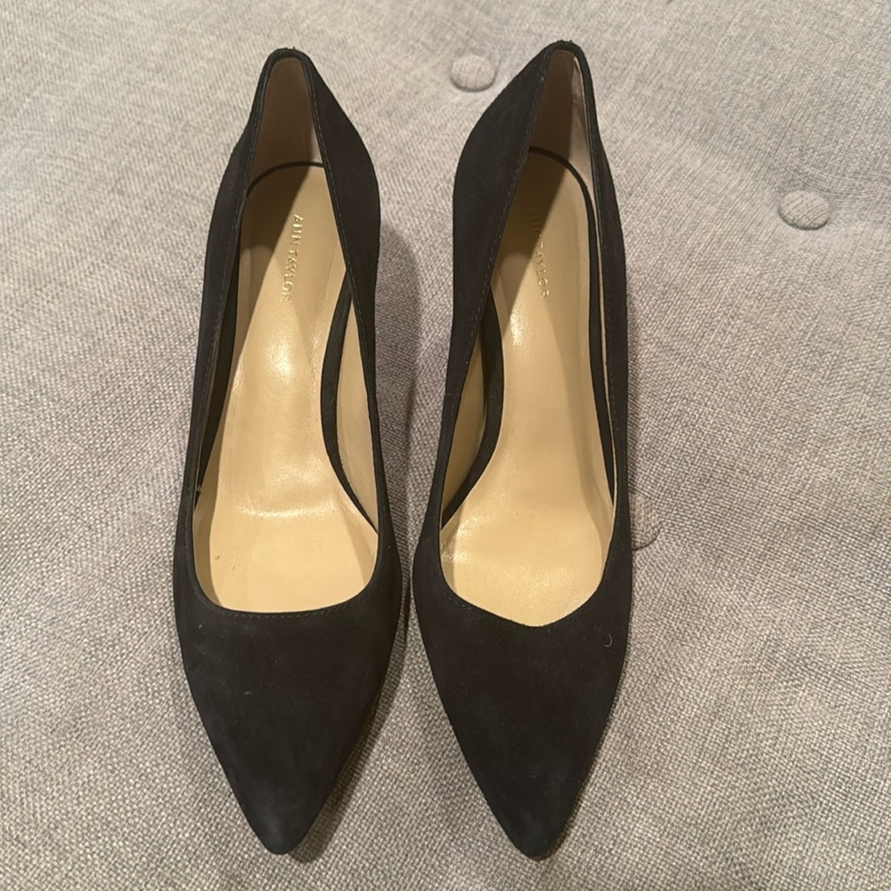 Ann Taylor black Suede Pump in women's size 8